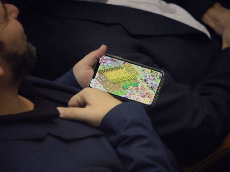 Евгений Геллер и смартфон Евгений Геллер и смартфон