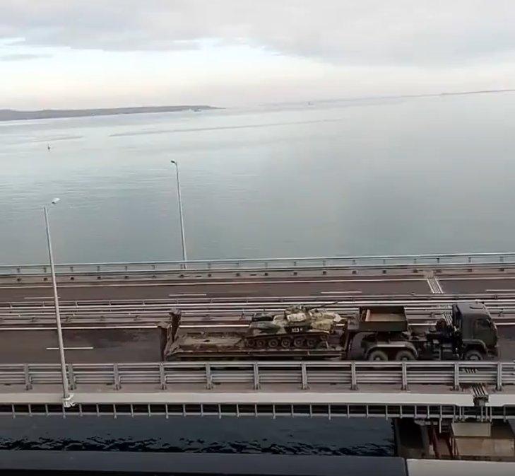 На Крымском мосту засекли колонну российской военной техники