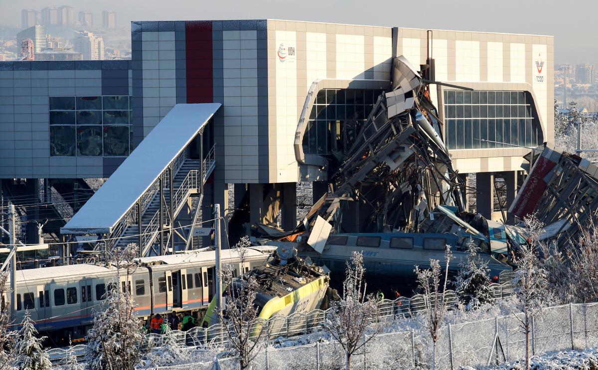 В результате крушения поезда в Турции погибли семь человек