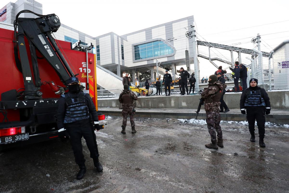 В результате крушения поезда в Турции погибли семь человек