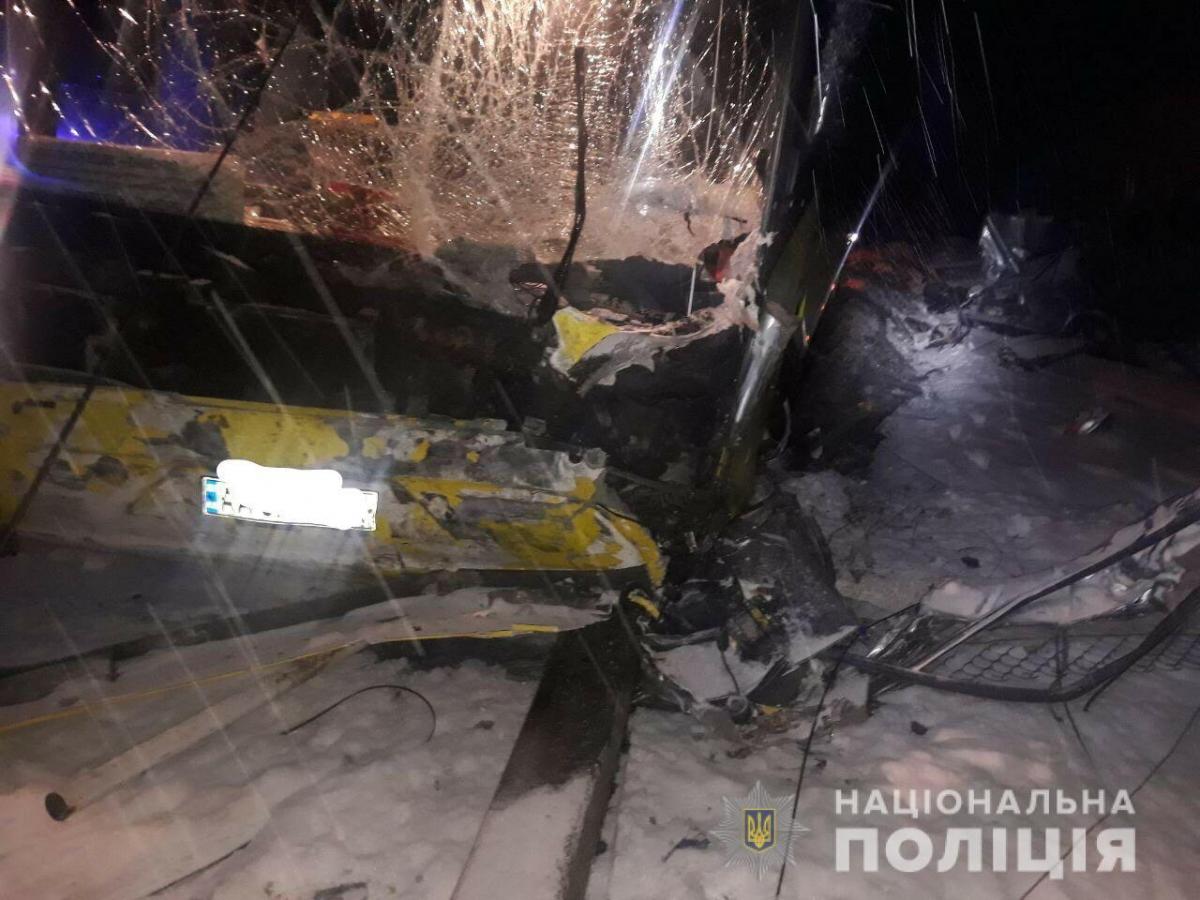 На Львовщине в результате столкновения международного автобуса и легковушки погибли четыре человека