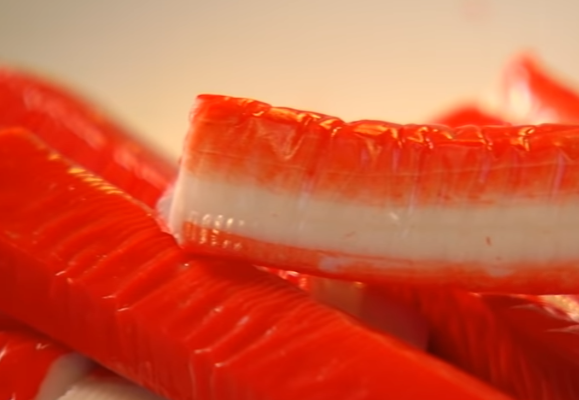 Названы вкуснейшие рецепты салата с крабовых палочек на Новый год Названы вкуснейшие рецепты салата с крабовых палочек на Новый год