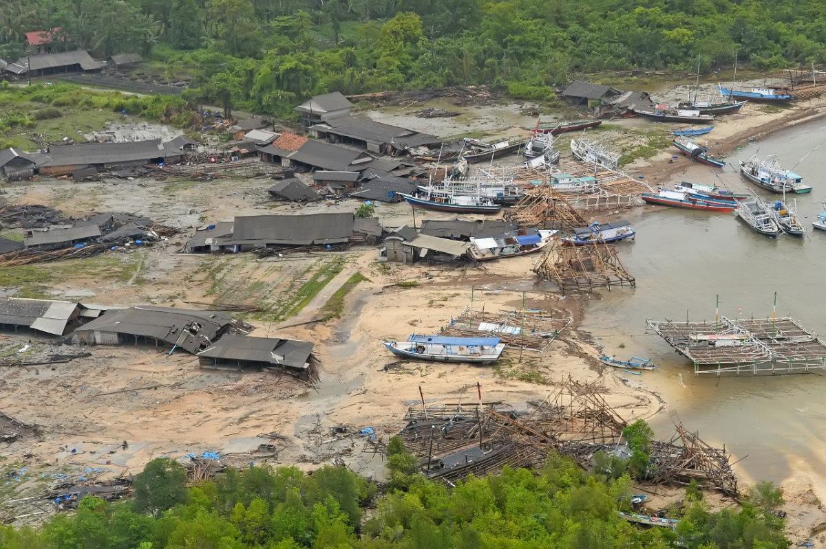 В Индонезии смертоносное цунами унесло жизни свыше 370 человек