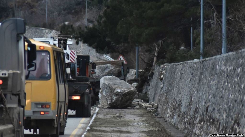 В Крыму масштабный обвал грунта перекрыл трассу Ялта-Севастополь