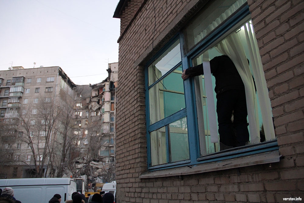 В Магнитогорске из-под завалов подъезда спасли людей