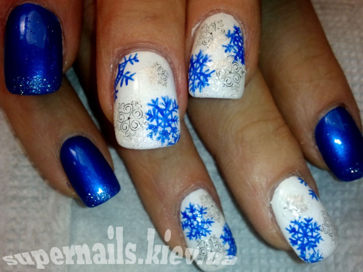 Белые ногти с синими снежинками