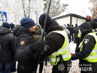 В Киеве правоохранители задержали двух мужчин, которые с оружием шли на Объединительный Собор