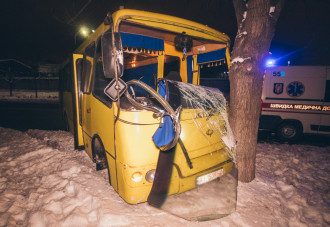 В Киеве маршрутка сбила пьяного человека, а потом врезалась в дерево