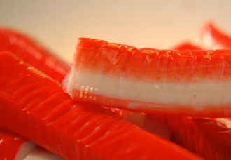 Названы вкуснейшие рецепты салата с крабовых палочек на Новый год Названы вкуснейшие рецепты салата с крабовых палочек на Новый год