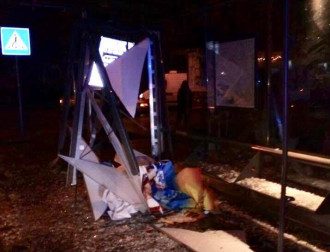 Во Львове авто BMW на остановке наехало на девушку, пострадавшая умерла Во Львове авто BMW на остановке наехало на девушку, пострадавшая умерла
