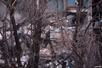 В Магнитогорске из-под завалов подъезда спасли людей В Магнитогорске из-под завалов подъезда спасли людей