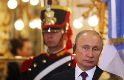 Дмитрий Песков сообщил, что у Владимира Путина нет смартфона, поскольку его наличие равнозначно полной прозрачности