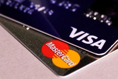Карты Visa и Mastercard / Reuters