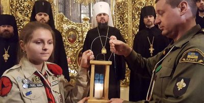 Участники "Пласта" передали митрополиту Епифанию Вифлеемский огонь мира: опубликованы фото
