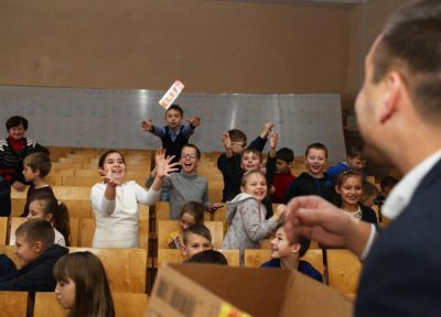"Дальше будут кормить с лопат": под Киевом депутаты бросали детям подарки "как кости собакам"