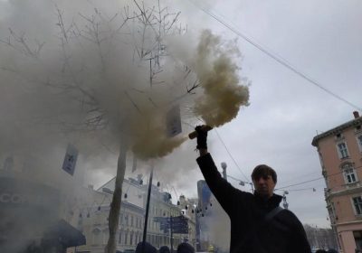 Во Львове радикалы с дымовыми шашками атаковали редакцию интернет-издания
