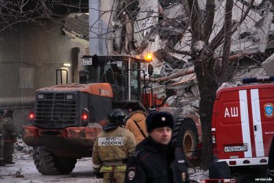 В Магнитогорске из-под завалов подъезда спасли людей