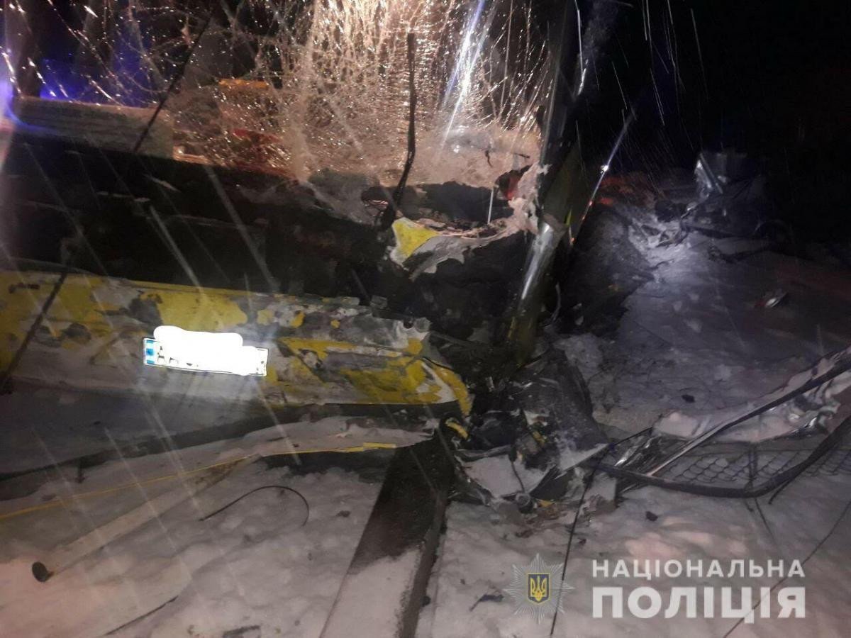 На Львовщине в результате столкновения международного автобуса и легковушки погибли четыре человека На Львовщине в результате столкновения международного автобуса и легковушки погибли четыре человека