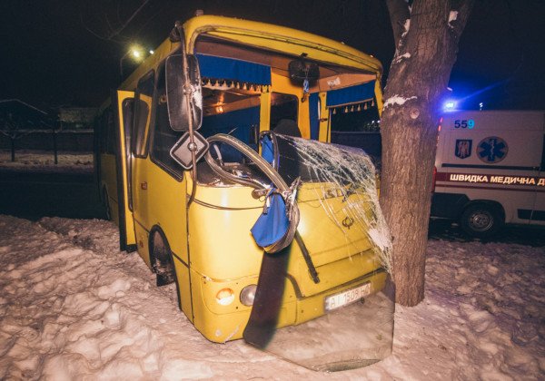 В Киеве маршрутка сбила пьяного человека, а потом врезалась в дерево В Киеве маршрутка сбила пьяного человека, а потом врезалась в дерево
