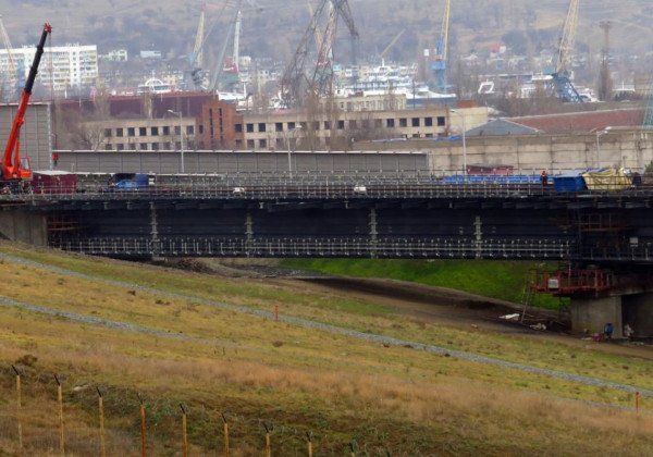 Блогер полагает, что в Керчи Крымский мост похож на забор или частокол Блогер полагает, что в Керчи Крымский мост похож на забор или частокол