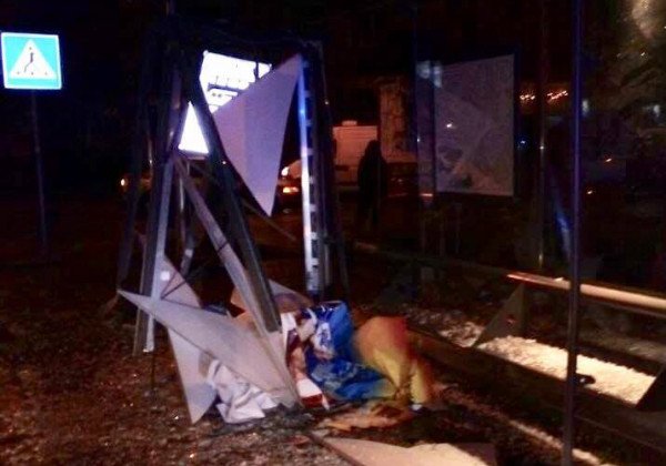 Во Львове авто BMW на остановке наехало на девушку, пострадавшая умерла Во Львове авто BMW на остановке наехало на девушку, пострадавшая умерла