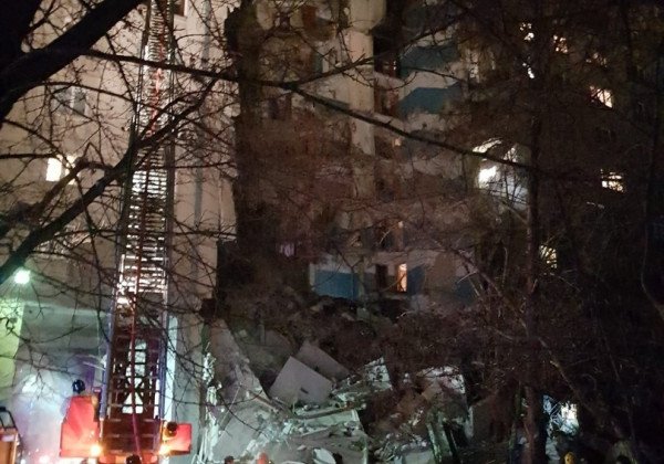 Из-под завалов подъезда в Магнитогорске спасли людей Из-под завалов подъезда в Магнитогорске спасли людей