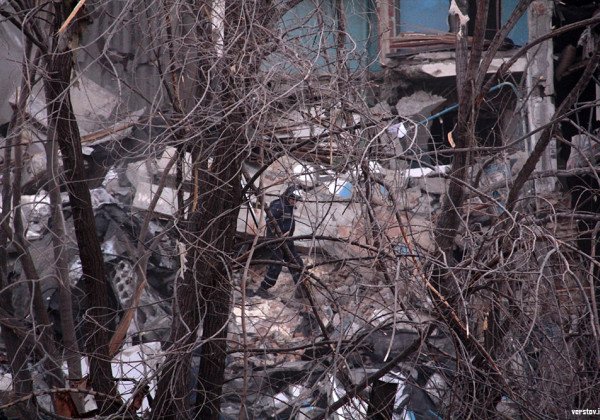 В Магнитогорске из-под завалов подъезда спасли людей В Магнитогорске из-под завалов подъезда спасли людей
