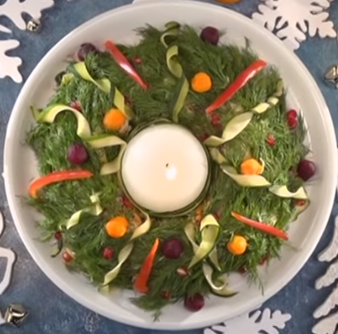 Вариант презентации салата рождественский венок