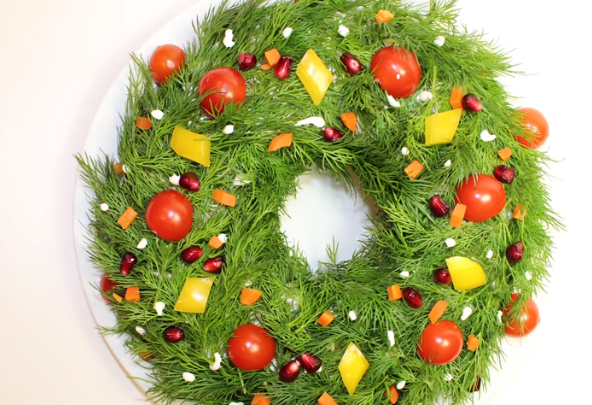 Вариант презентации салата рождественский венок