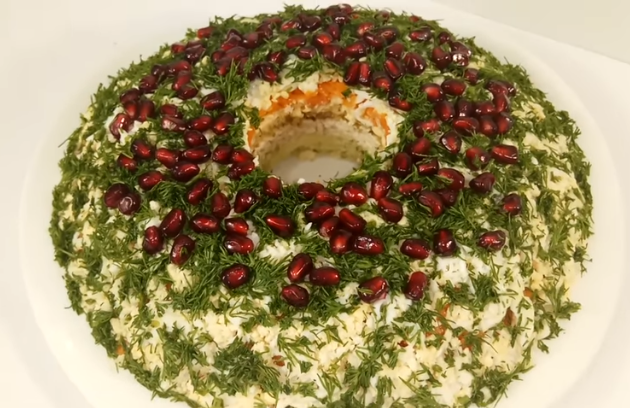 Вариант презентации салата рождественский венок