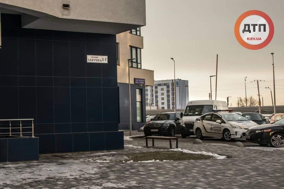 В Киеве девушка выбросилась с 23 этажа В Киеве девушка выбросилась с 23 этажа