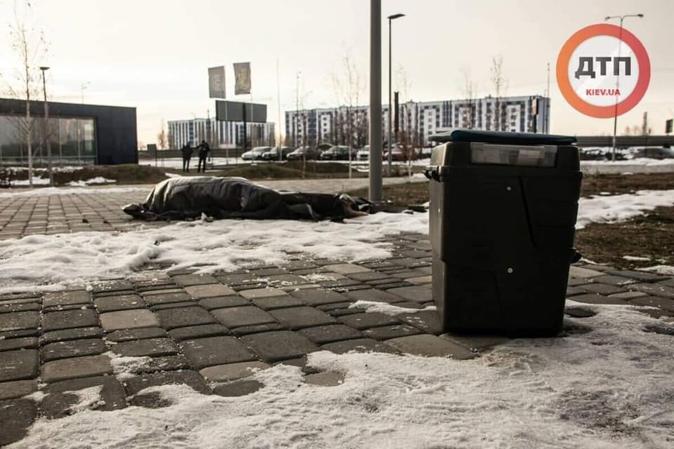 В Киеве девушка выбросилась с 23 этажа В Киеве девушка выбросилась с 23 этажа