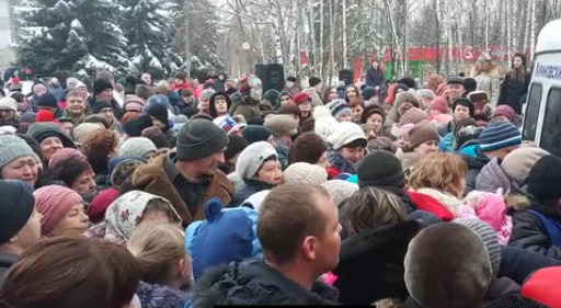 После блинов с лопаты: Россияне устроили давку из-за новогодних бесплатных конфет-  опубликовано видео
