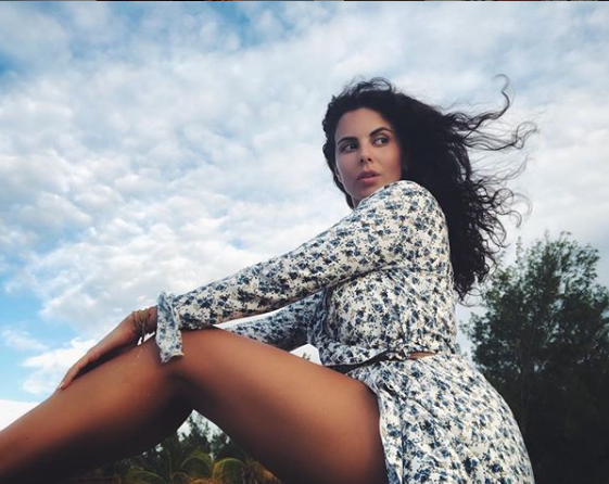 Настя Каменских позировала в легком платье на "Острове Женщин" 