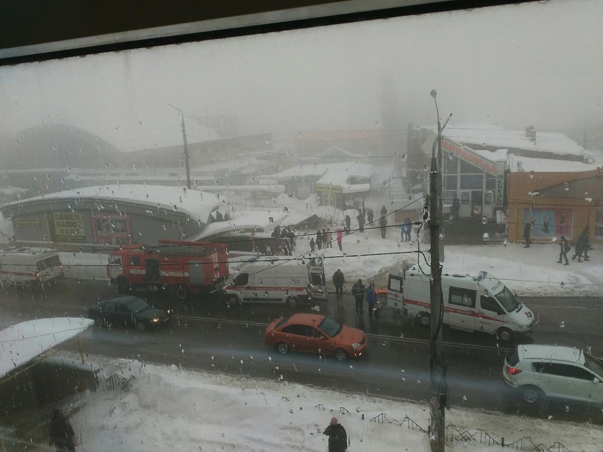 В Макеевке на "Красном рынке" обрушился металлический навес, не обошлось без пострадавших