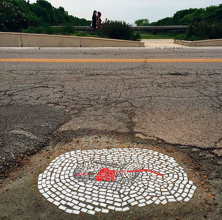 Ямы на дорогах из мозаики Ямы на дорогах из мозаики