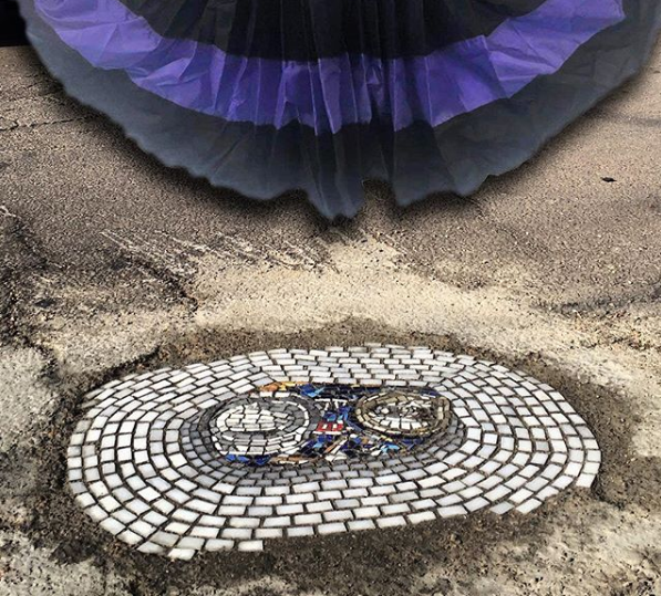 Ямы на дорогах из мозаики Ямы на дорогах из мозаики