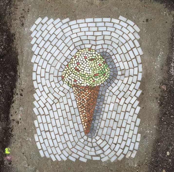 Ямы на дорогах из мозаики Ямы на дорогах из мозаики