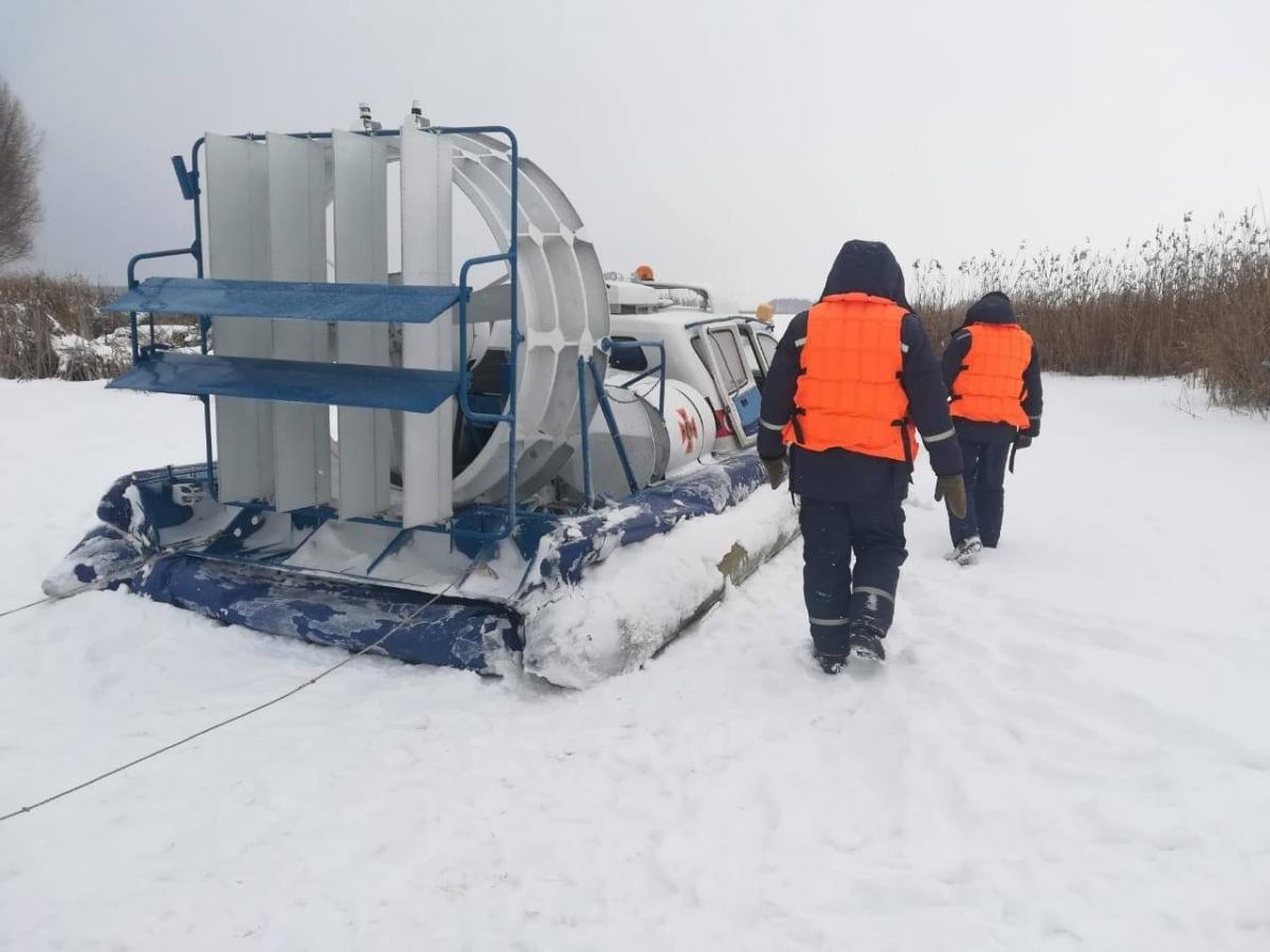 На Киевском водохранилище под лед провалились рыбаки