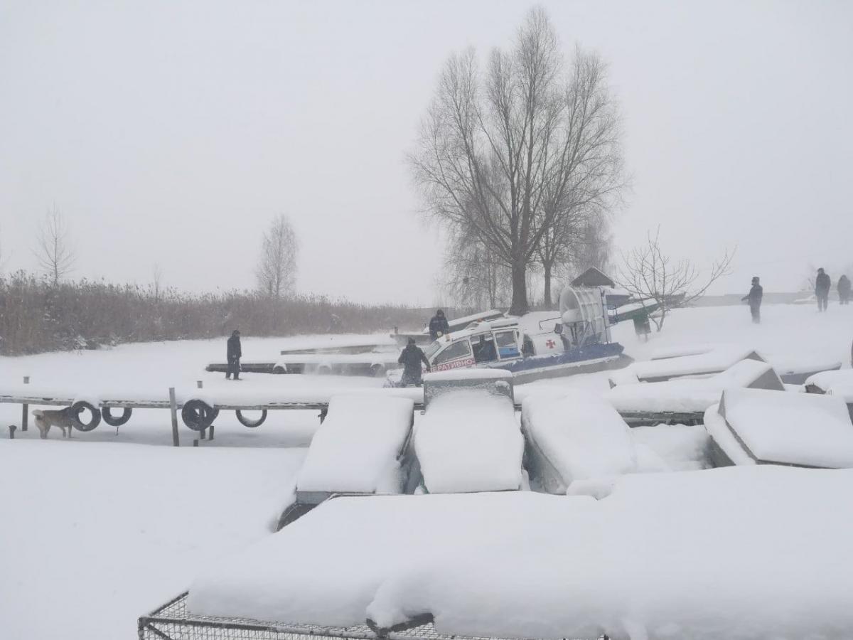 На Киевском водохранилище под лед провалились рыбаки