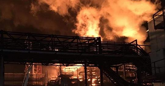 Пожар на заводе "Карпатнефтехим" Пожар на заводе "Карпатнефтехим"