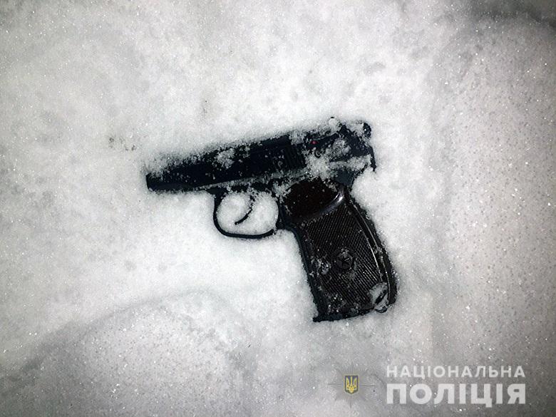 В Киеве из пистолета открыли огонь по школе В Киеве из пистолета открыли огонь по школе