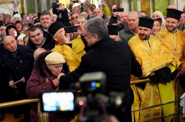 Социологи выяснили отношение украинцев к томос-туру с агитацией Порошенко