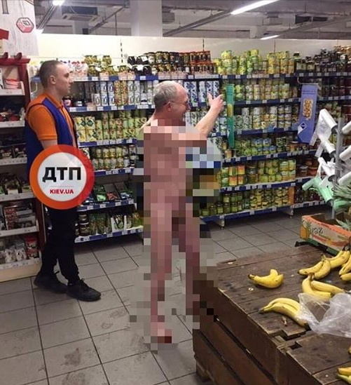 Журналист сообщил, что в киевском супермаркете голый мужчина бегал у прилавка с бананами