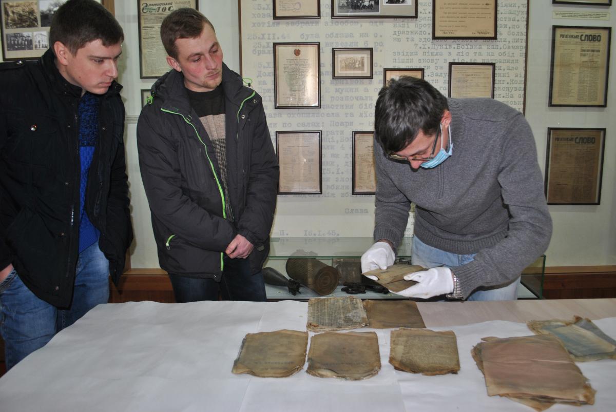 Архив УПА и шарж на Шухевича