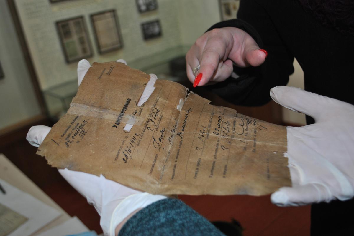 Архив УПА и шарж на Шухевича