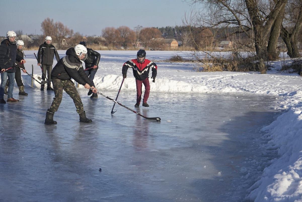 Порошенко подарил детям хоккейные клюшки и каски