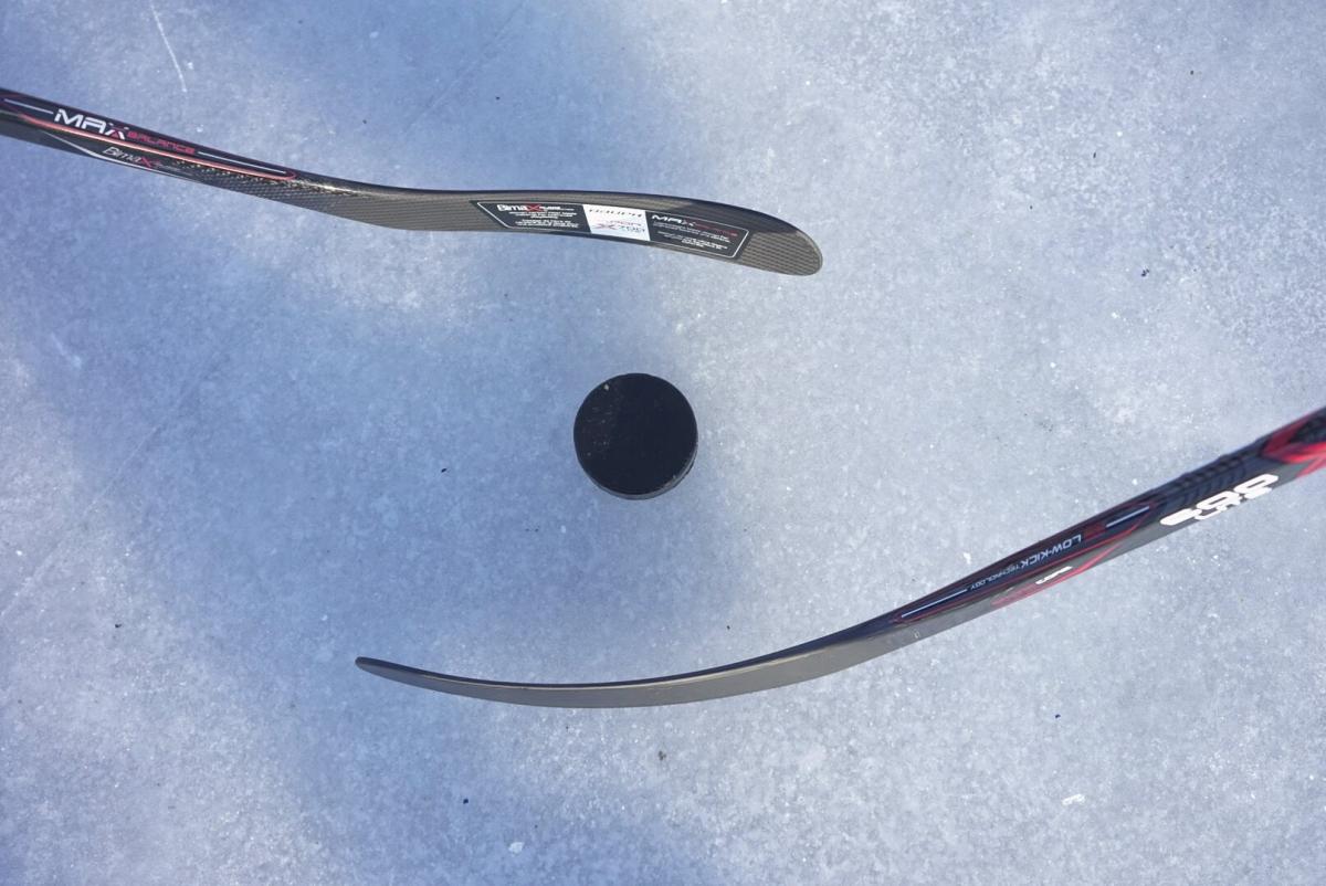 Порошенко подарил детям хоккейные клюшки и каски