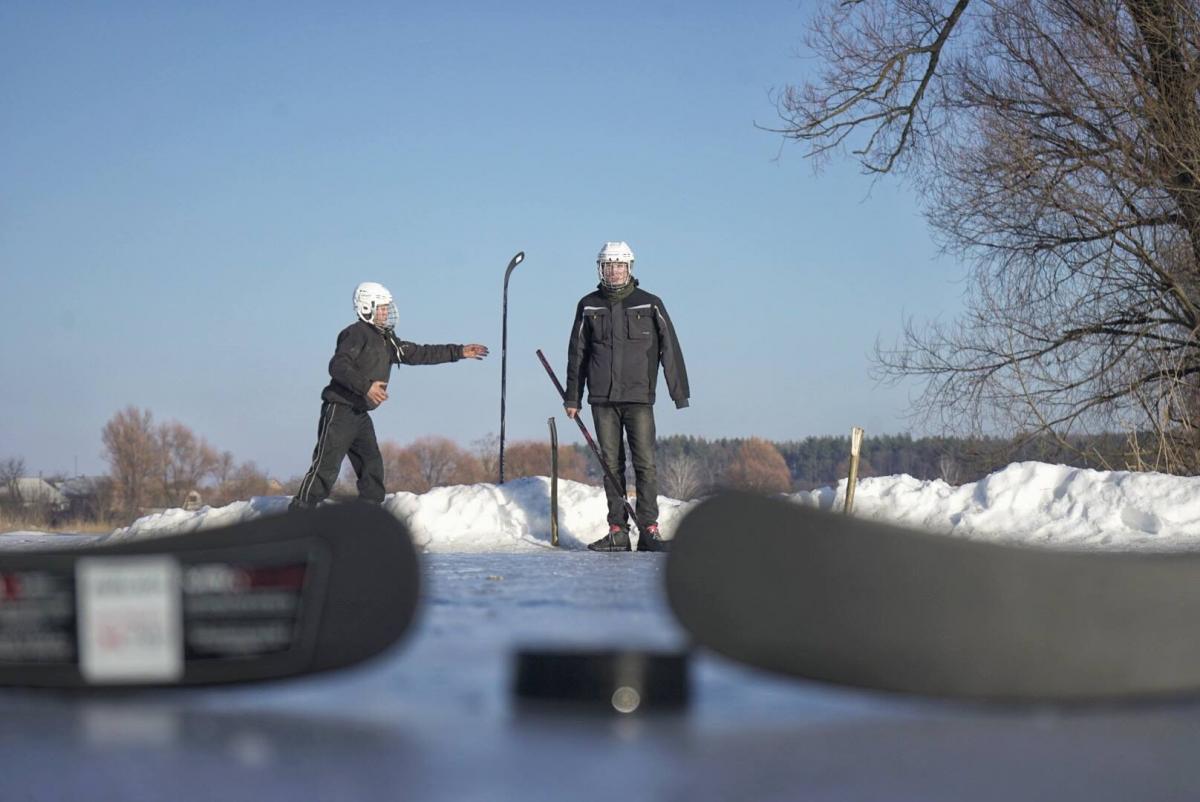 Порошенко подарил детям хоккейные клюшки и каски