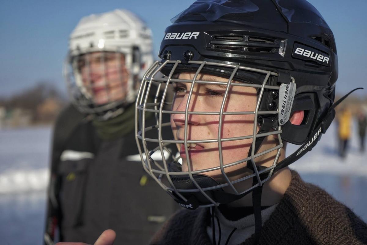 Порошенко подарил детям хоккейные клюшки и каски